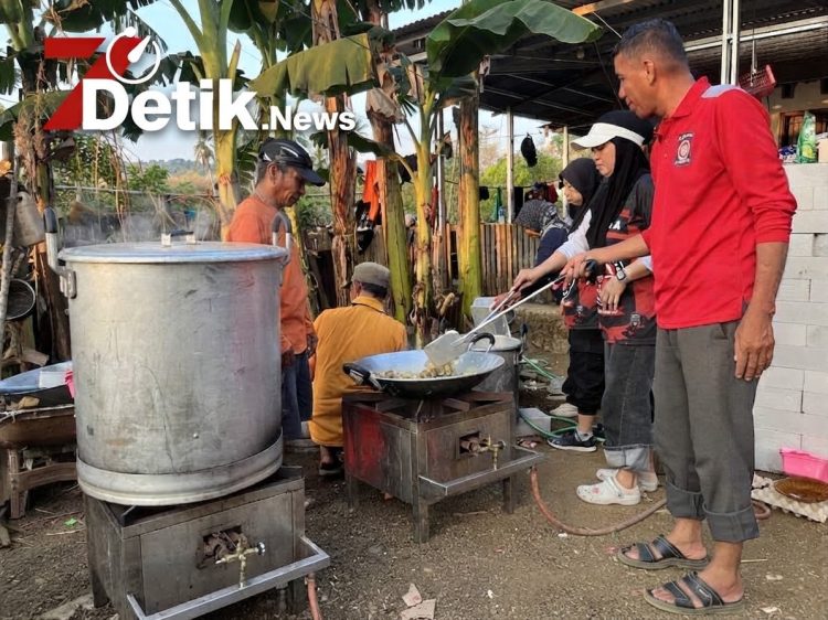 Aksi Solidaritas TAGANA Dinsos Maros Siapkan Makan Malam untuk Tim SAR Gabungan di Tengah Operasi Pencarian Hari Kelima