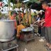 Aksi Solidaritas TAGANA Dinsos Maros Siapkan Makan Malam untuk Tim SAR Gabungan di Tengah Operasi Pencarian Hari Kelima