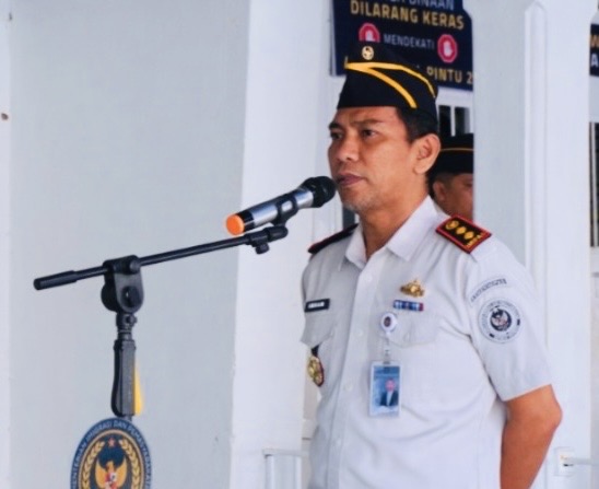 Apresiasi Pengabdian, Kalapas Kelas IIB Maros Sematkan Kenaikan Pangkat Dua Petugas