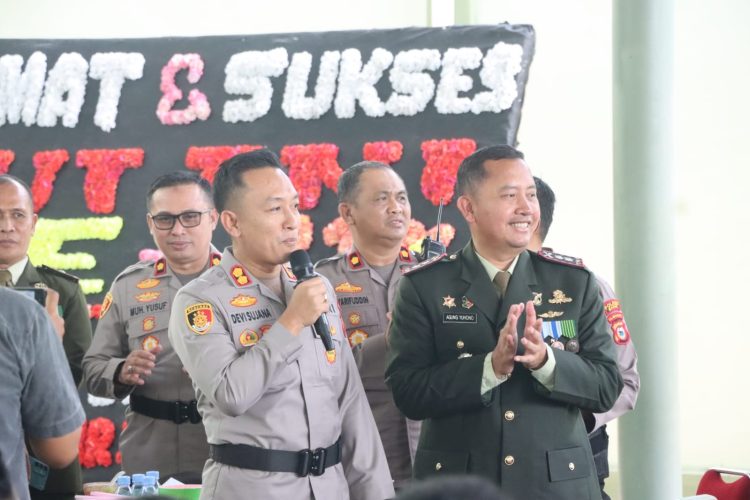 Wujud Sinergitas Tanpa Batas, Kapolres Maros Beri Kejutan Spesial HUT ke-81 TNI di Makodim 1422/Maros